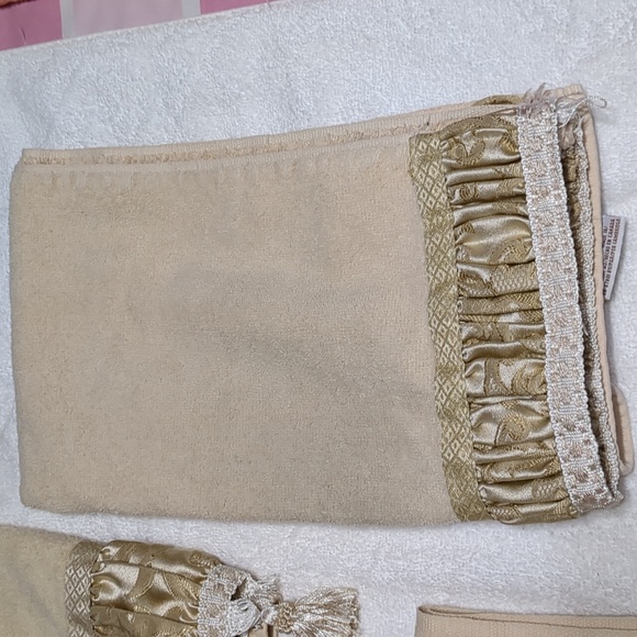 Beautiful Avanti Luxury Towels with Nice Decor / 3 Total - Picture 5 of 17